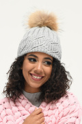 В'язана сіра шапка з помпоном з єнота 34350, Колір: Сірий, Розмір: ONE SIZE