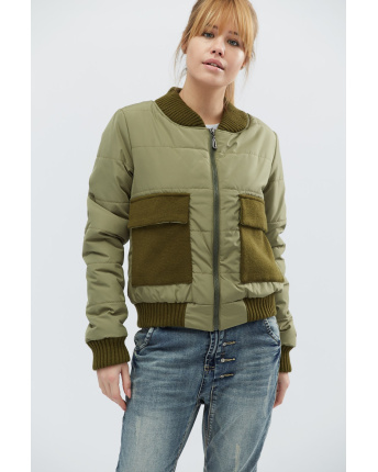 Короткая куртка с большими накладными карманами цвета авокадо 32122, Цвет: Зеленый, Размер: S