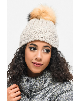 В'язана бежева шапка з помпоном з єнота 34348, Колір: Бежевий, Розмір: ONE SIZE