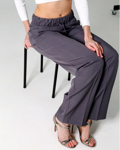 Жіночі темні брюки вільного крою 55927, Колір: Т. сірий, Розмір: XS, зображення 3