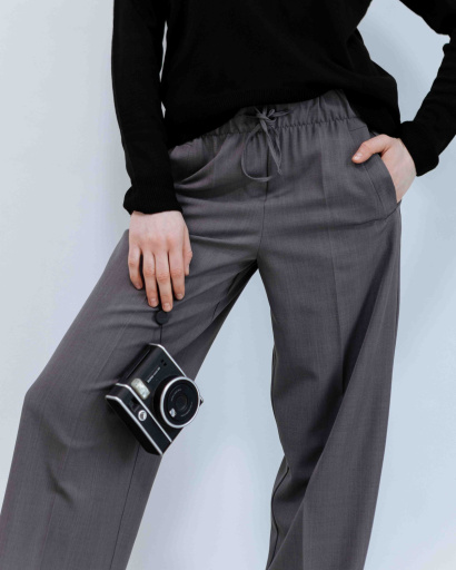 Жіночі темні брюки вільного крою 55927, Колір: Т. сірий, Розмір: XS, зображення 8