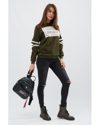 Молодежный хаки свитшот с нашивкой на груди 31964, Цвет: Оливковый, Размер: XS, изображение 2