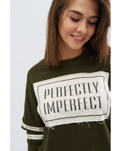 Молодежный хаки свитшот с нашивкой на груди 31964, Цвет: Оливковый, Размер: XS, изображение 3