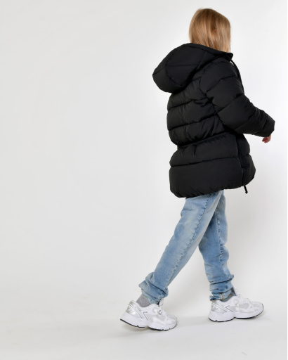 Черный детский пуховик на экопухе 56057, Цвет: Черный, Размер: 128, изображение 2