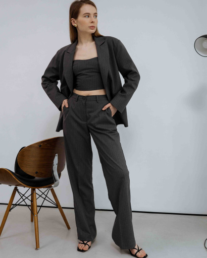 Женский серый костюм-тройка из пиджака, брюк и топа 56146, Цвет: Серый, Размер: S, изображение 4