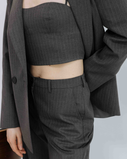 Женский серый костюм-тройка из пиджака, брюк и топа 56146, Цвет: Серый, Размер: S, изображение 8