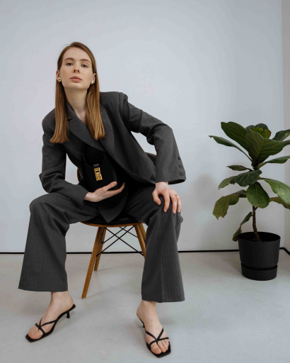 Женский серый костюм-тройка из пиджака, брюк и топа 56146, Цвет: Серый, Размер: S, изображение 12